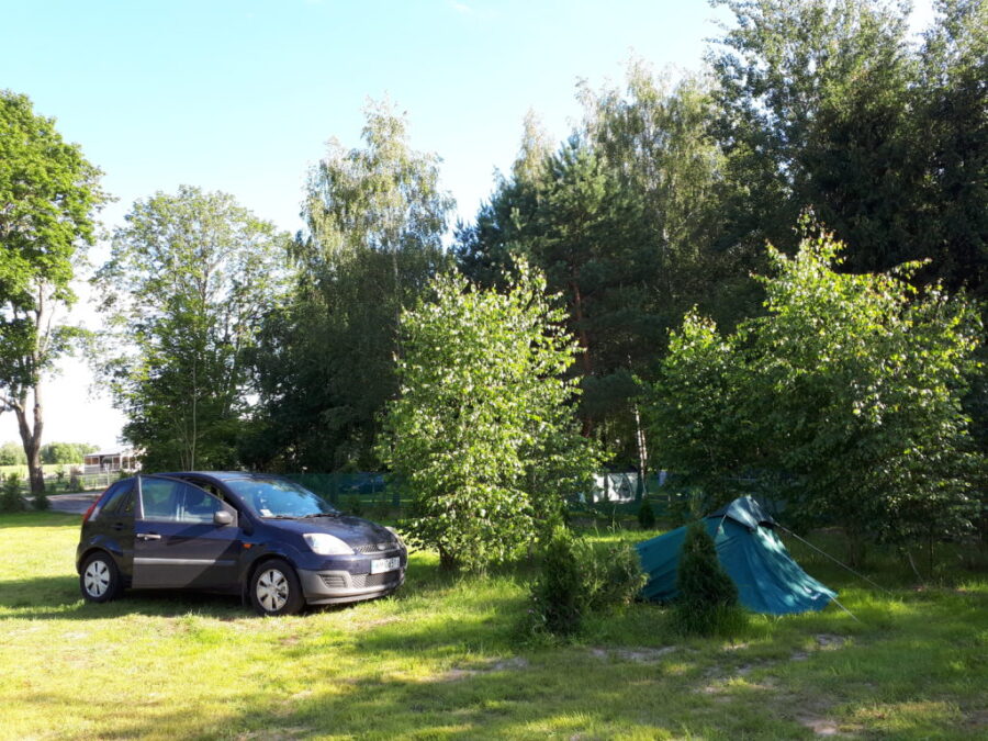 Pole campingowe nad jeziorem Śniardwy, zaparkowany samochód