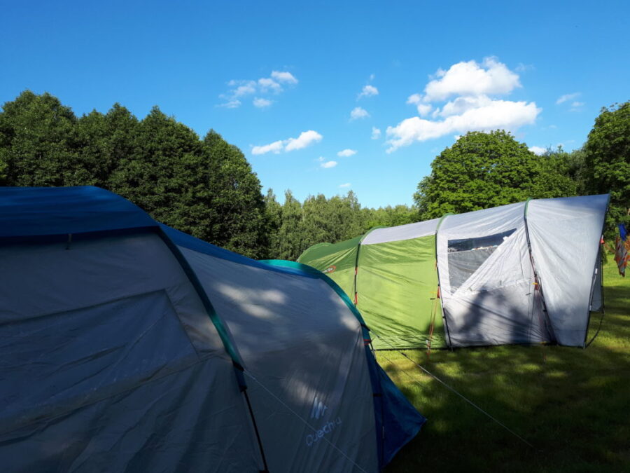 Pole campingowe nad jeziorem Śniardwy i namioty